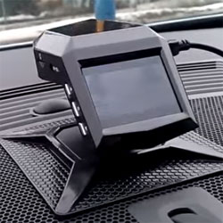 Установка видеорегистратора в автомобиль, способного выводить изображение на монитор автомобиля